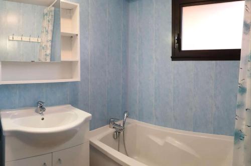 a bathroom with a sink and a bath tub at Résidence Joubelle - Joli chalet de 4 couchages avec une superbe vue a Réallon station JOUB8-1 MAE-5491 in Réallon