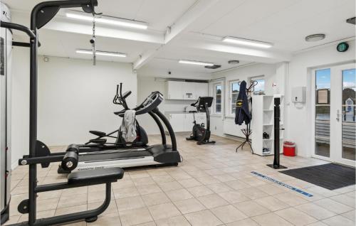 a room with a gym with a treadmill at Rim Rømø in Sønderby