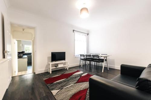 Μια τηλεόραση ή/και κέντρο ψυχαγωγίας στο Stylish Modern Home, Southampton