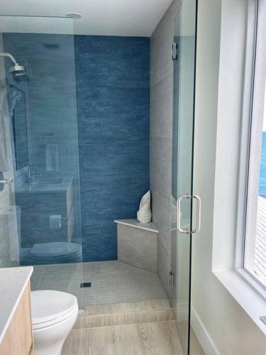 Koupelna v ubytování 3-Bedroom Condo with ocean view