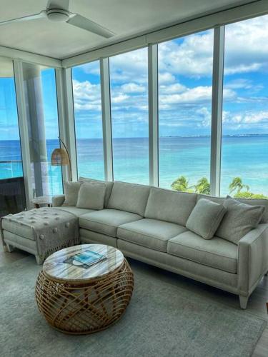 Posezení v ubytování 3-Bedroom Condo with ocean view