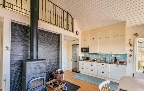 Una cocina o cocineta en Cozy Home In Trollhättan