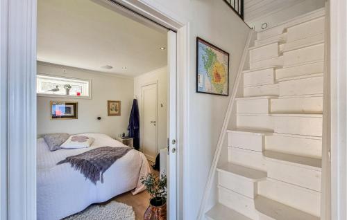 Una cama o camas en una habitación de Cozy Home In Trollhättan