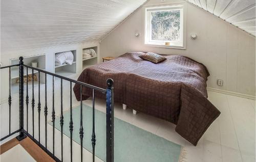 Una cama o camas en una habitación de Cozy Home In Trollhättan
