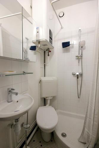 une salle de bain blanche avec des toilettes et un lavabo dans l'établissement Studio Maurepas centre-ville, à Maurepas