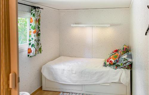 a small bedroom with a bed and a window at Nice Home In Bjällebäck With Wifi in Bjällebäck