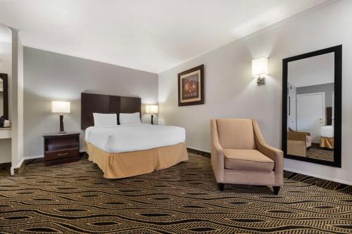Postel nebo postele na pokoji v ubytování Best Western Red Carpet Inn