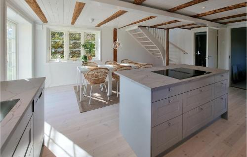 Η κουζίνα ή μικρή κουζίνα στο Lovely Home In Stillingsön With Wifi