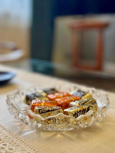a glass plate of food on a table at Apartament Pers - przytulny, klimatyzowany, z kominkiem i bezpłatnym parkingiem in Szczawno-Zdrój