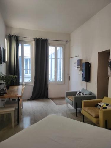 un salon avec un canapé et une table dans l'établissement Studio de charme 4 pers Rouen Centre Saint Gervais, à Rouen