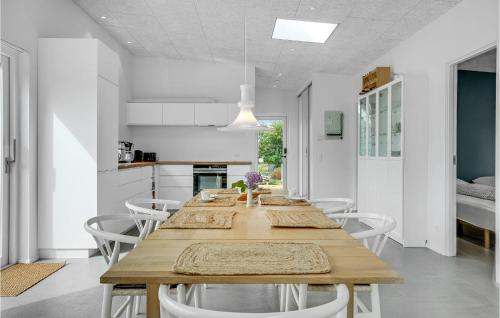 Η κουζίνα ή μικρή κουζίνα στο Amazing Home In Haderslev With Kitchen
