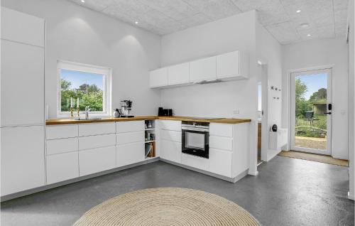Η κουζίνα ή μικρή κουζίνα στο Amazing Home In Haderslev With Kitchen