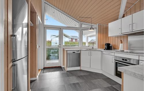 Dapur atau dapur kecil di Amazing Home In Faaborg