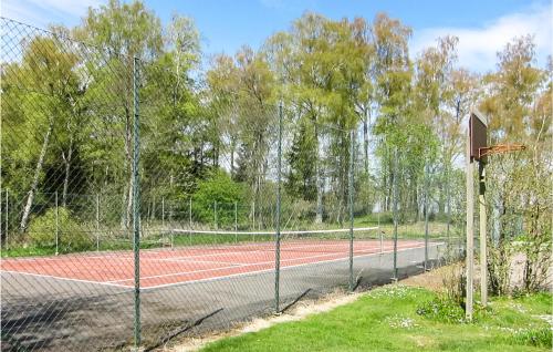 einen Tennisplatz mit einem Netz auf einem Tennisplatz in der Unterkunft Lovely Apartment In Nexø With Sauna in Neksø