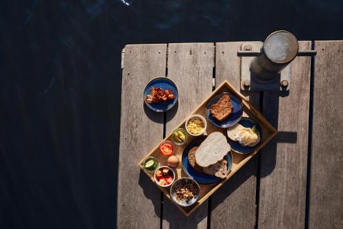 Una mesa con dos platos de comida encima. en Hotel Oostergoo, en Grou