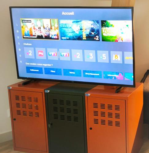 TV a/nebo společenská místnost v ubytování Pavillon Hugo - Maison Etape