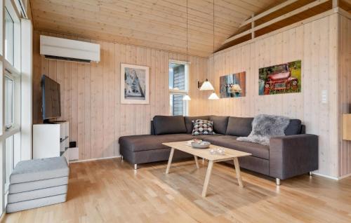 una sala de estar con un sofá y una mesa en Nice Home In Glesborg With Sauna, en Glesborg