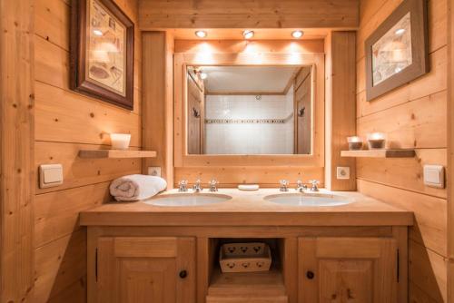 a bathroom with two sinks and a large mirror at Loue chalet Megève proximité pistes Rochebrune et centre-ville in Megève