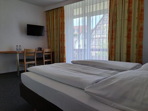 Ένα ή περισσότερα κρεβάτια σε δωμάτιο στο Hotel zur Post