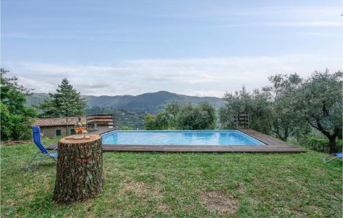 a tree stump sitting next to a swimming pool at Casa Per Vacanze Villa Ricci in San Quirico