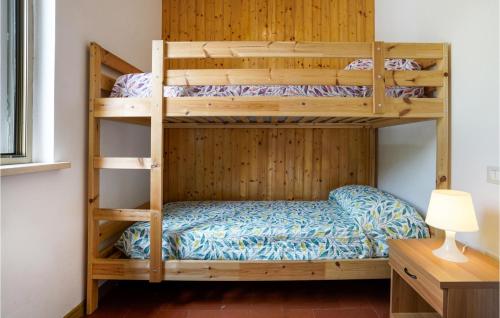 two bunk beds in a room with a lamp at Casa Per Vacanze Villa Ricci in San Quirico