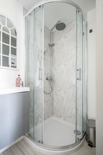 a shower with a glass door in a bathroom at Bumble Bee Lodge, ROOM 1 in Raholp