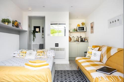 a living room with two beds and a couch at Bumble Bee Lodge, ROOM 1 in Raholp