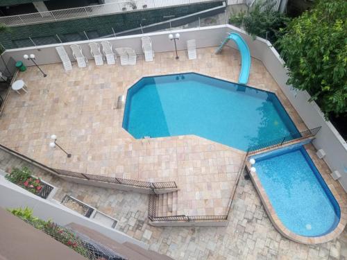 een patio met uitzicht over het zwembad bij inegociável por 3 anos in Sao Paulo