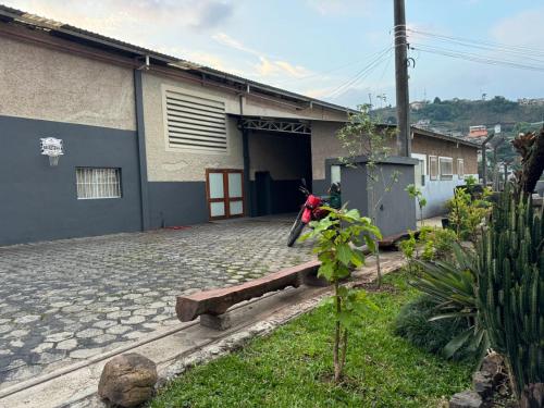 een motorfiets geparkeerd voor een gebouw bij Chale Floresta in Campos do Jordão