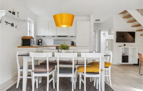 Η κουζίνα ή μικρή κουζίνα στο Nice Home In Gjern With Wifi