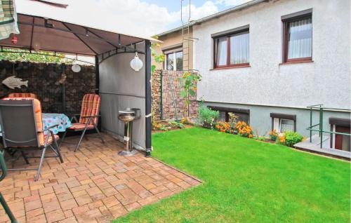 Ferienwohnung Waren Müritz في Warenshof: فناء على طاولة وكراسي في الحديقة