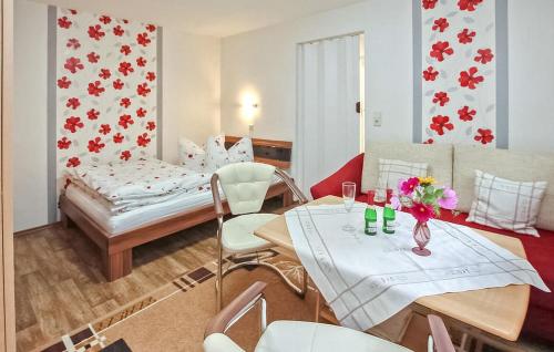 Ferienwohnung Waren Müritz في Warenshof: غرفة معيشة بها طاولة وأريكة