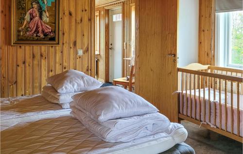 Ein Bett oder Betten in einem Zimmer der Unterkunft Gorgeous Home In Eksjö With Kitchen