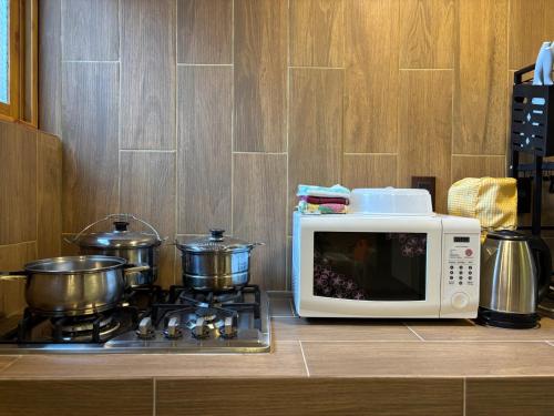 a microwave sitting on a counter next to a stove at SiempreViva Hospedaje By GEstores in Chignahuapan