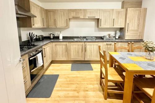 Köök või kööginurk majutusasutuses Unique Stays Modern Evergreen House in Ashford Kent