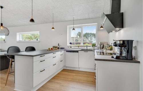 Η κουζίνα ή μικρή κουζίνα στο 4 Bedroom Cozy Home In Rudkøbing