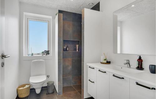 Ένα μπάνιο στο 4 Bedroom Cozy Home In Rudkøbing