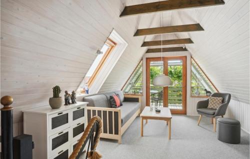 Et opholdsområde på Amazing Home In Samsø With Kitchen