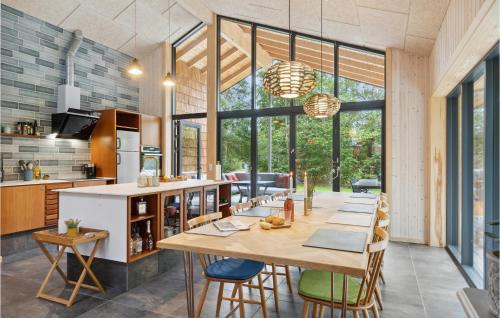 Η κουζίνα ή μικρή κουζίνα στο Gorgeous Home In Højby With Sauna