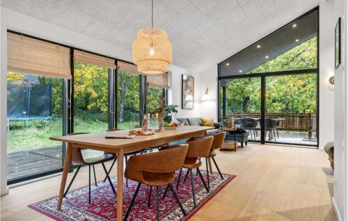 a dining room with a wooden table and chairs at 3 Bedroom Nice Home In Fårevejle in Fårevejle