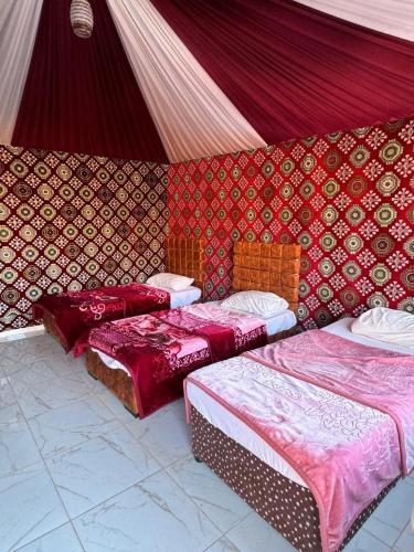 Ένα ή περισσότερα κρεβάτια σε δωμάτιο στο Wadi Rum Mars & Tours