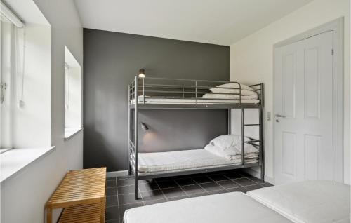 4 Bedroom Lovely Home In Næstvedにあるベッド