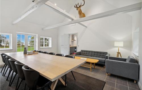 ネストヴェズにある4 Bedroom Lovely Home In Næstvedの大きな木製のテーブルと椅子のあるダイニングルーム