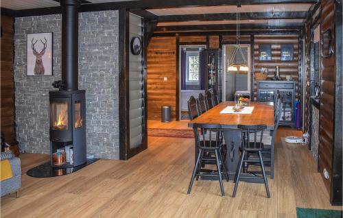 una cucina e una sala da pranzo con stufa a legna di Gorgeous Home In Fyresdal a Fyresdal