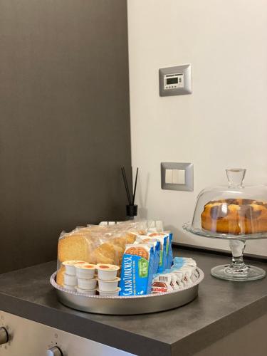 A&A B&B Piccinni في باري: طاولة مع صينية من المعجنات والخبز