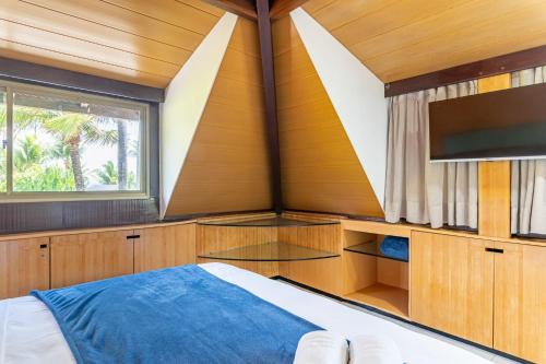 a bedroom with a bed and a window at Flat ou Bangalo Luxo Beach Class Beira Mar Muro Alto in Porto De Galinhas