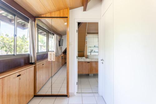 a bathroom with a sink and a mirror at Flat ou Bangalo Luxo Beach Class Beira Mar Muro Alto in Porto De Galinhas