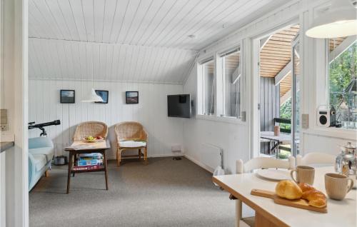 Μια τηλεόραση ή/και κέντρο ψυχαγωγίας στο 2 Bedroom Cozy Home In Stege