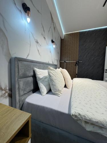 Ένα ή περισσότερα κρεβάτια σε δωμάτιο στο RentNow New Lux Business Apartment in the Center
