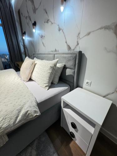 Ένα ή περισσότερα κρεβάτια σε δωμάτιο στο RentNow New Lux Business Apartment in the Center